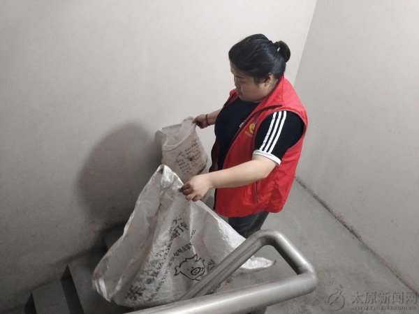 股融贷 网格巡查劝导 搬走大件废品