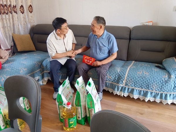 同花配资 慰问传真情 志愿者情暖困境老人